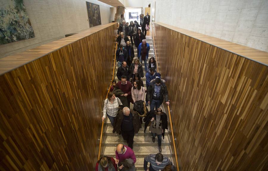 El Parlamento regional conmemora los 35 años del Estatuto de Autonomía con una jornada de puertas abiertas, en la que los ciudadanos, además de conocer las estancias, han podido disfrutar de una representación teatral de la mano del grupo Valquiria Teatro.