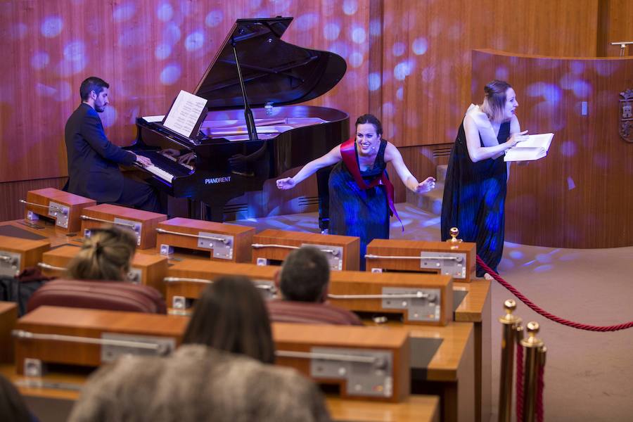 El Parlamento regional conmemora los 35 años del Estatuto de Autonomía con una jornada de puertas abiertas, en la que los ciudadanos, además de conocer las estancias, han podido disfrutar de una representación teatral de la mano del grupo Valquiria Teatro.