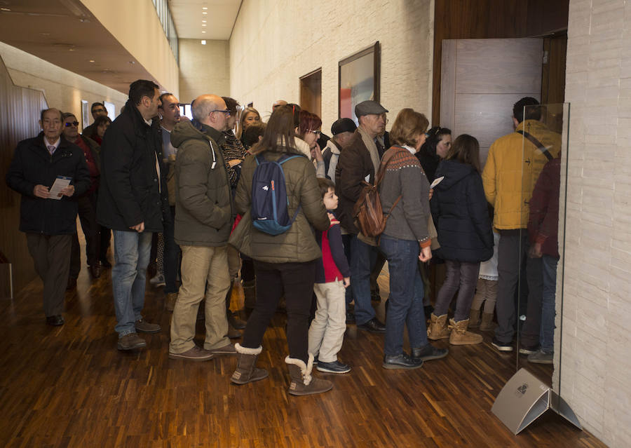 El Parlamento regional conmemora los 35 años del Estatuto de Autonomía con una jornada de puertas abiertas, en la que los ciudadanos, además de conocer las estancias, han podido disfrutar de una representación teatral de la mano del grupo Valquiria Teatro.