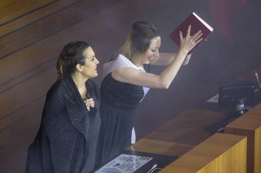 El Parlamento regional conmemora los 35 años del Estatuto de Autonomía con una jornada de puertas abiertas, en la que los ciudadanos, además de conocer las estancias, han podido disfrutar de una representación teatral de la mano del grupo Valquiria Teatro.