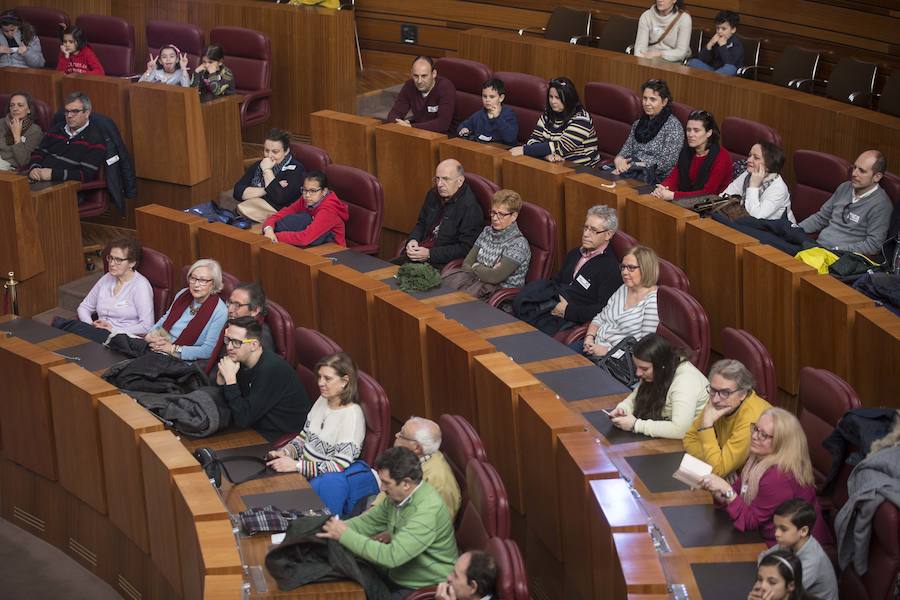 El Parlamento regional conmemora los 35 años del Estatuto de Autonomía con una jornada de puertas abiertas, en la que los ciudadanos, además de conocer las estancias, han podido disfrutar de una representación teatral de la mano del grupo Valquiria Teatro.