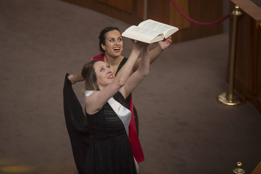 El Parlamento regional conmemora los 35 años del Estatuto de Autonomía con una jornada de puertas abiertas, en la que los ciudadanos, además de conocer las estancias, han podido disfrutar de una representación teatral de la mano del grupo Valquiria Teatro.