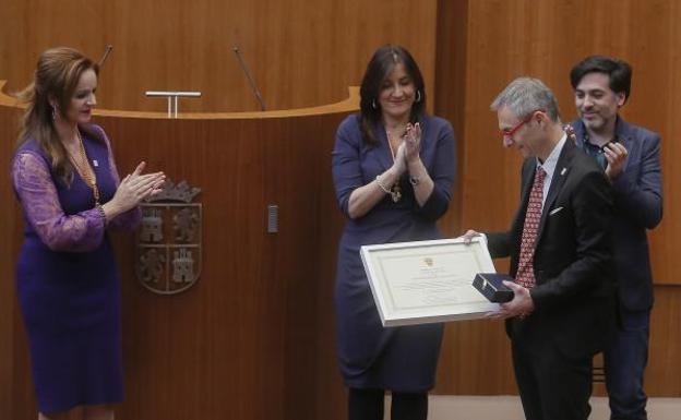 El rector de la USAL, Ricardo Rivero, recibe la Medalla de Oro de las Cortes. 