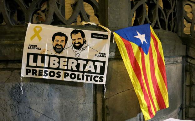 Una pancarta y una estelada en una manifestación convocada por la ANC.