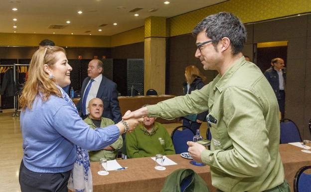 Eva Mancera, directora de Iberdrola Distribución en Castilla y León entrega uno de los premios a un empleado. 