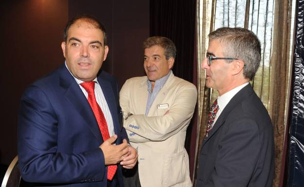 Lorenzo Amor vuelve al Foro de El Norte. En la imagen, con el director general del periódico, Ángel de las Heras y el subdirector, Ignacio Foces.