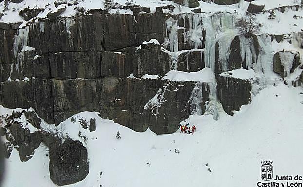 El Grupo de Rescate de Protección Civil evacua al escalador