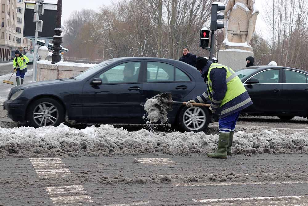 Las prediciciones se han cumplido y la provincia y la capital han amanecido cubiertas de un manto blanco, generandpo numerosas complicaciones en calles y carreteras.