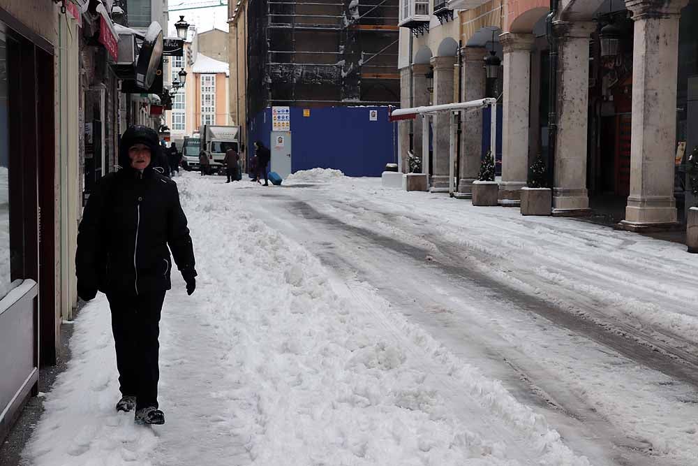 Las prediciciones se han cumplido y la provincia y la capital han amanecido cubiertas de un manto blanco, generandpo numerosas complicaciones en calles y carreteras.