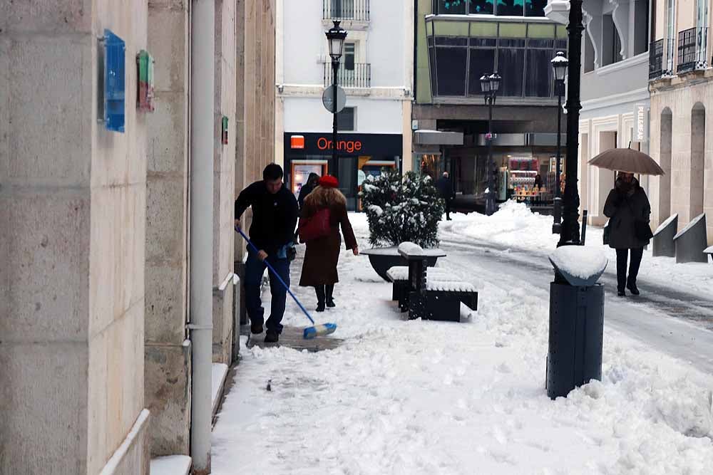 Las prediciciones se han cumplido y la provincia y la capital han amanecido cubiertas de un manto blanco, generandpo numerosas complicaciones en calles y carreteras.