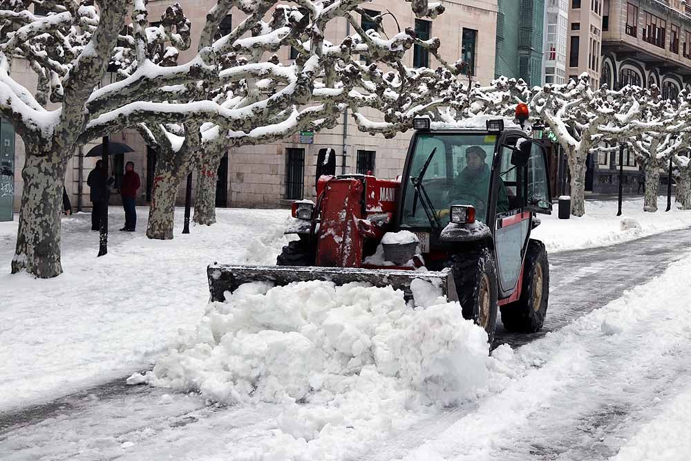 Las prediciciones se han cumplido y la provincia y la capital han amanecido cubiertas de un manto blanco, generandpo numerosas complicaciones en calles y carreteras.