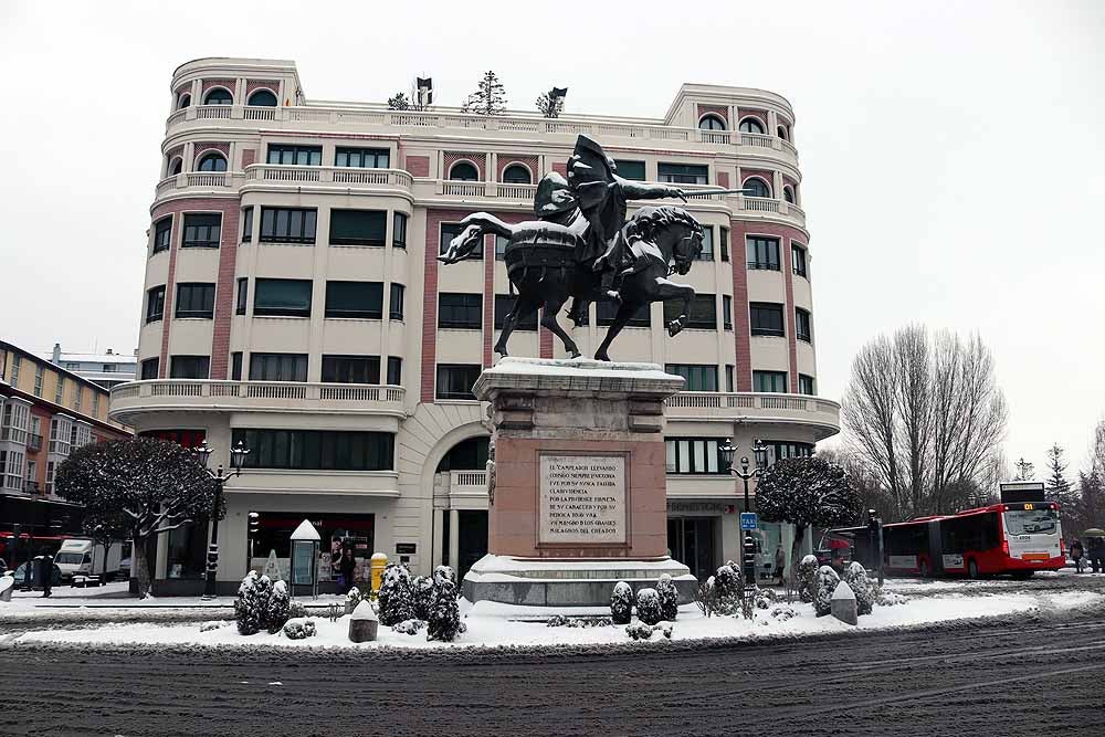 Las prediciciones se han cumplido y la provincia y la capital han amanecido cubiertas de un manto blanco, generandpo numerosas complicaciones en calles y carreteras.