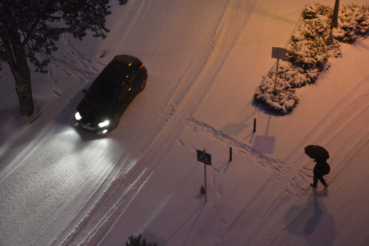 Las prediciciones se han cumplido y la provincia y la capital han amanecido cubiertas de un manto blanco, generandpo numerosas complicaciones en calles y carreteras.