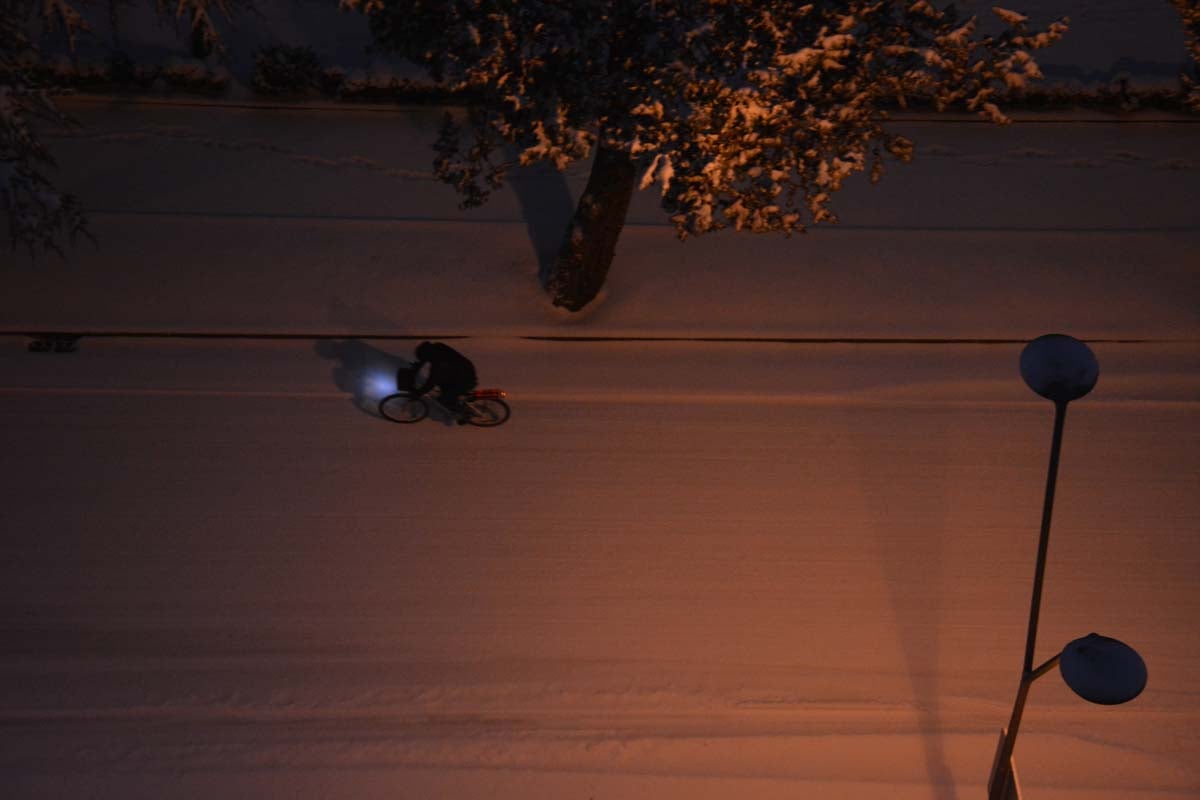 Las prediciciones se han cumplido y la provincia y la capital han amanecido cubiertas de un manto blanco, generandpo numerosas complicaciones en calles y carreteras.