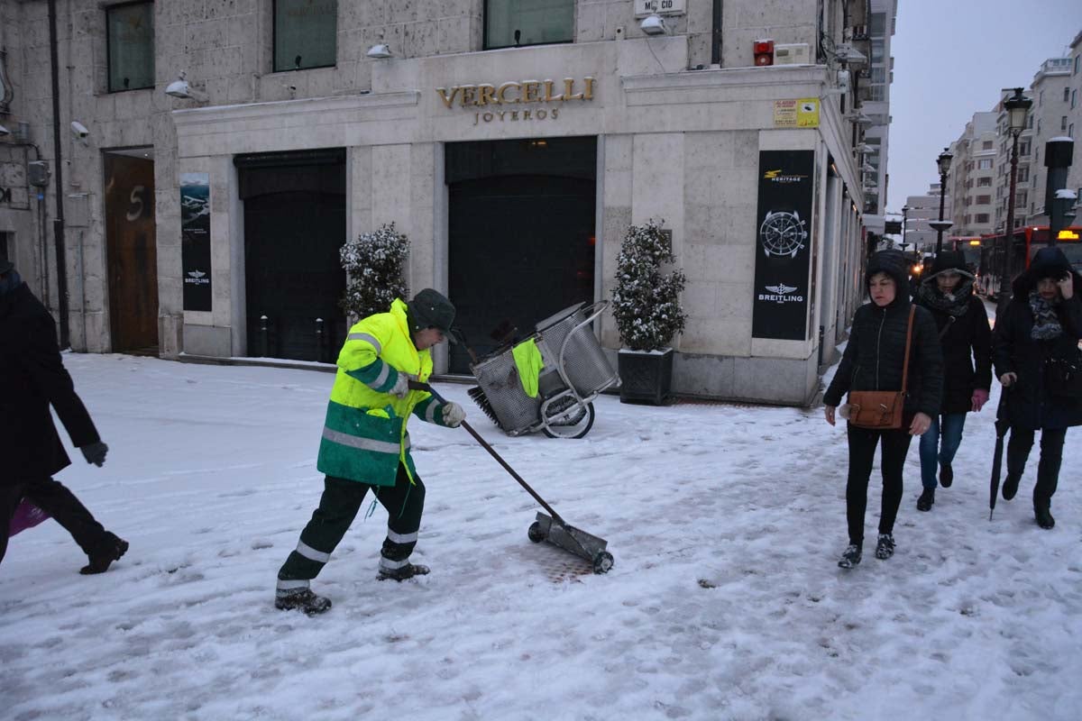 Las prediciciones se han cumplido y la provincia y la capital han amanecido cubiertas de un manto blanco, generandpo numerosas complicaciones en calles y carreteras.