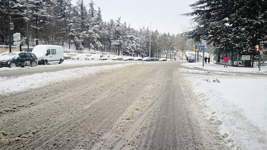 Las prediciciones se han cumplido y la provincia y la capital han amanecido cubiertas de un manto blanco, generandpo numerosas complicaciones en calles y carreteras.