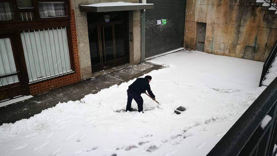 Las prediciciones se han cumplido y la provincia y la capital han amanecido cubiertas de un manto blanco, generandpo numerosas complicaciones en calles y carreteras.