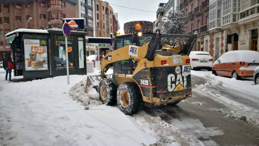 Las prediciciones se han cumplido y la provincia y la capital han amanecido cubiertas de un manto blanco, generandpo numerosas complicaciones en calles y carreteras.