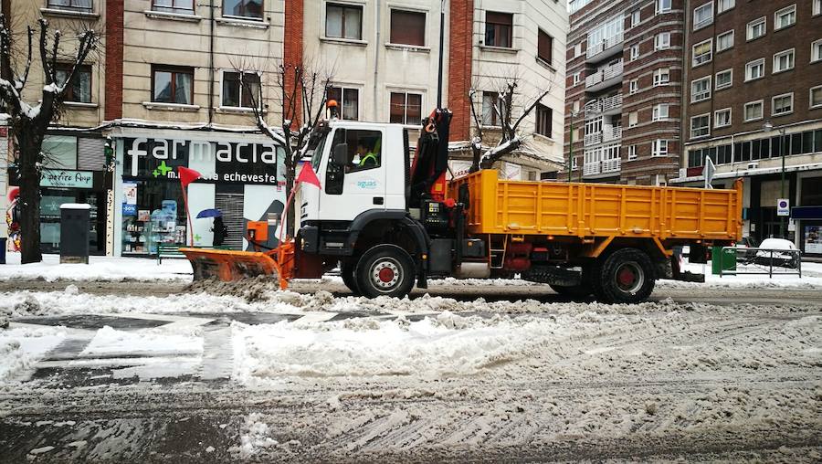 Las prediciciones se han cumplido y la provincia y la capital han amanecido cubiertas de un manto blanco, generandpo numerosas complicaciones en calles y carreteras.