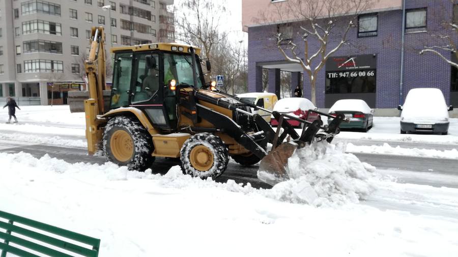 Las prediciciones se han cumplido y la provincia y la capital han amanecido cubiertas de un manto blanco, generandpo numerosas complicaciones en calles y carreteras.