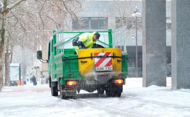 Operarios arrojan sal en Parquesol (Valladolid) para derretir la nieve.