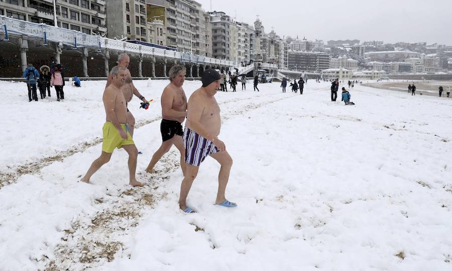 San Sebastian, Bilbao, Pamplona, Santander, Zaragoza y numerosas provincias del norte de españa sorprendidas por el temporal de nieve.