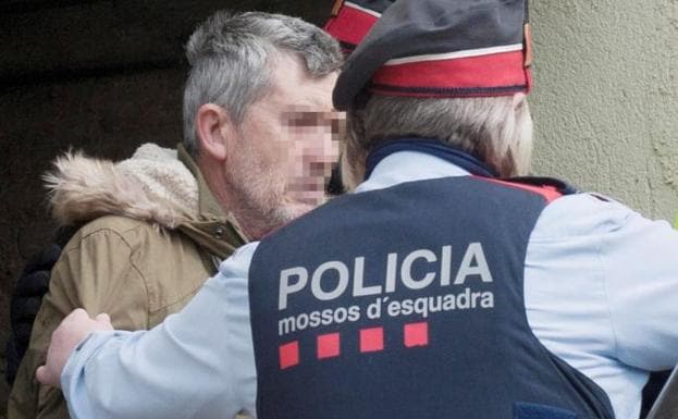 El presunto autor del doble homicidio de Susqueda, Jordi Magentí, acompañado de los Mossos d'Esquadra durante un registro.