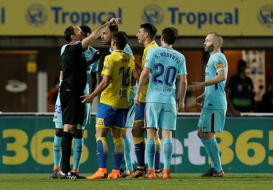 Inesperado empate en Las Palmas del Barcelona antes de recibir al Atlético. La distancia con el segundo es ahora de cinco puntos en la clasificación. Mal partido de los azulgrana donde Calleri igualó el gol de Messi desde el punto de penalti.