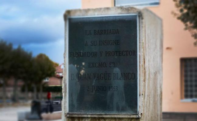 Monolito en memoria a Juan Yagüe en la barriada que hasta ahora llevaba su nombre.