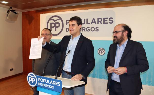 Ángel Ibáñez muestra la proposición no de ley registrada para su debate en las Cortes