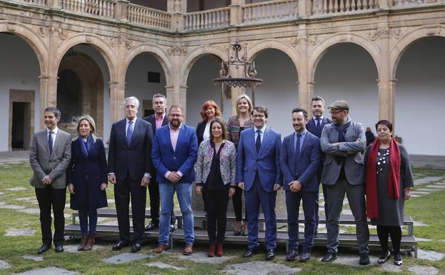 Foto de familia de los alcalde y concejales de las Ciudades Patrimonio de la Humanidad de España en el patio del Colegio Arzobispo Fonseca. 