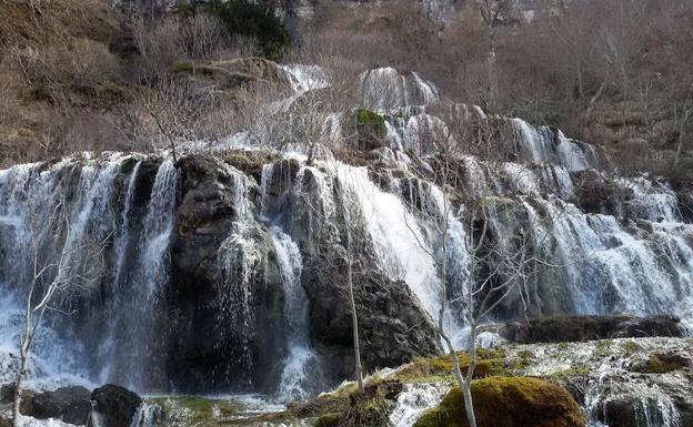 El deshielo hace brotar de nuevo la cascada palentina de Covalagua