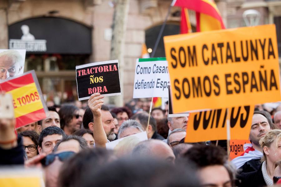 Cientos de manifestantes abogan porque el independentismo no lleve a Catalunya «al desastre»