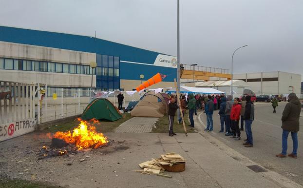 Esta tarde ha comenzado formalmente la acampada a las puertas de la factoría.