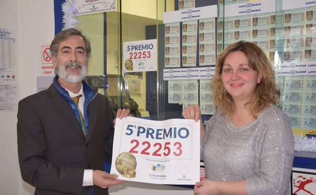 El delegado de Loterías y Apuestas del Estado en Palencia, Daniel Evangelio, con Laura Piélagos, de la administración número 3 de Guardo, en el pasado sorteo de Navidad, en el que repartió un qunto premio.