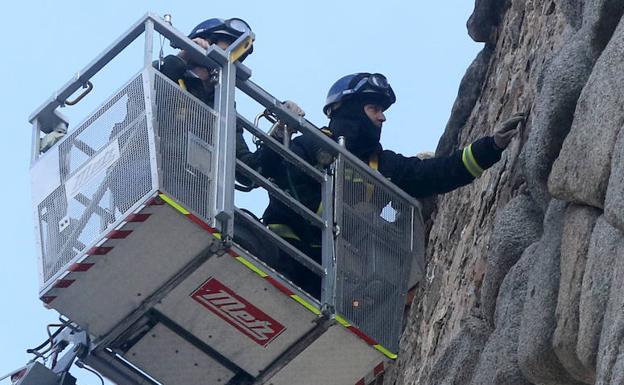 Bomberos comprueban el muro de mampostería en la parte superior del Acueducto de Segovia el pasado febrero. 