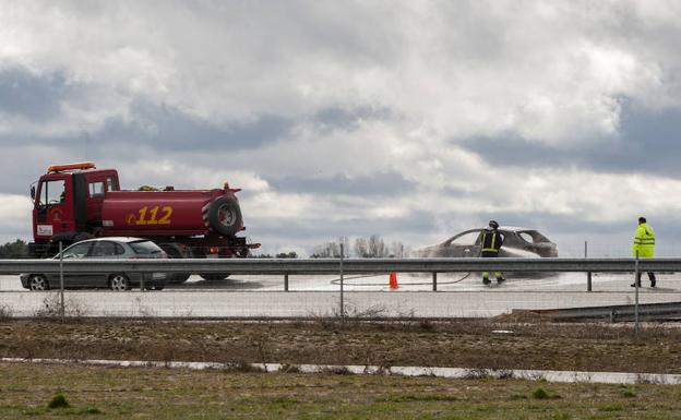 Los servicios del 112 extinguen el fuego. 