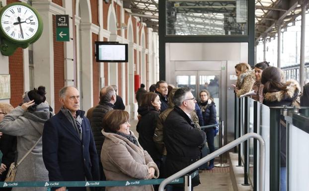 Viajeros en la estación de Palencia. 