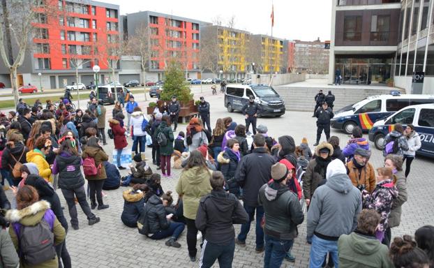 Alrededor de un centenar de personas se han concetrado frente a la Comisaría