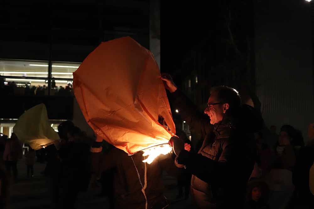 Fotos: Así han lanzado los burgaleses los farolillos solidarios