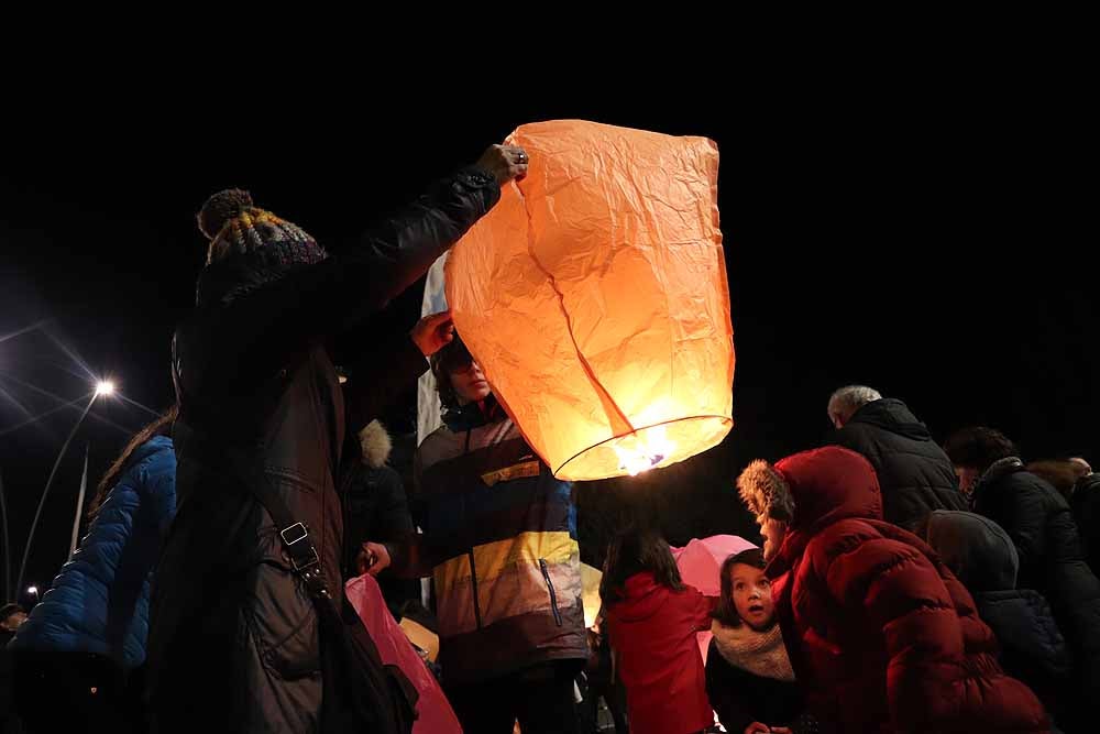 Fotos: Así han lanzado los burgaleses los farolillos solidarios