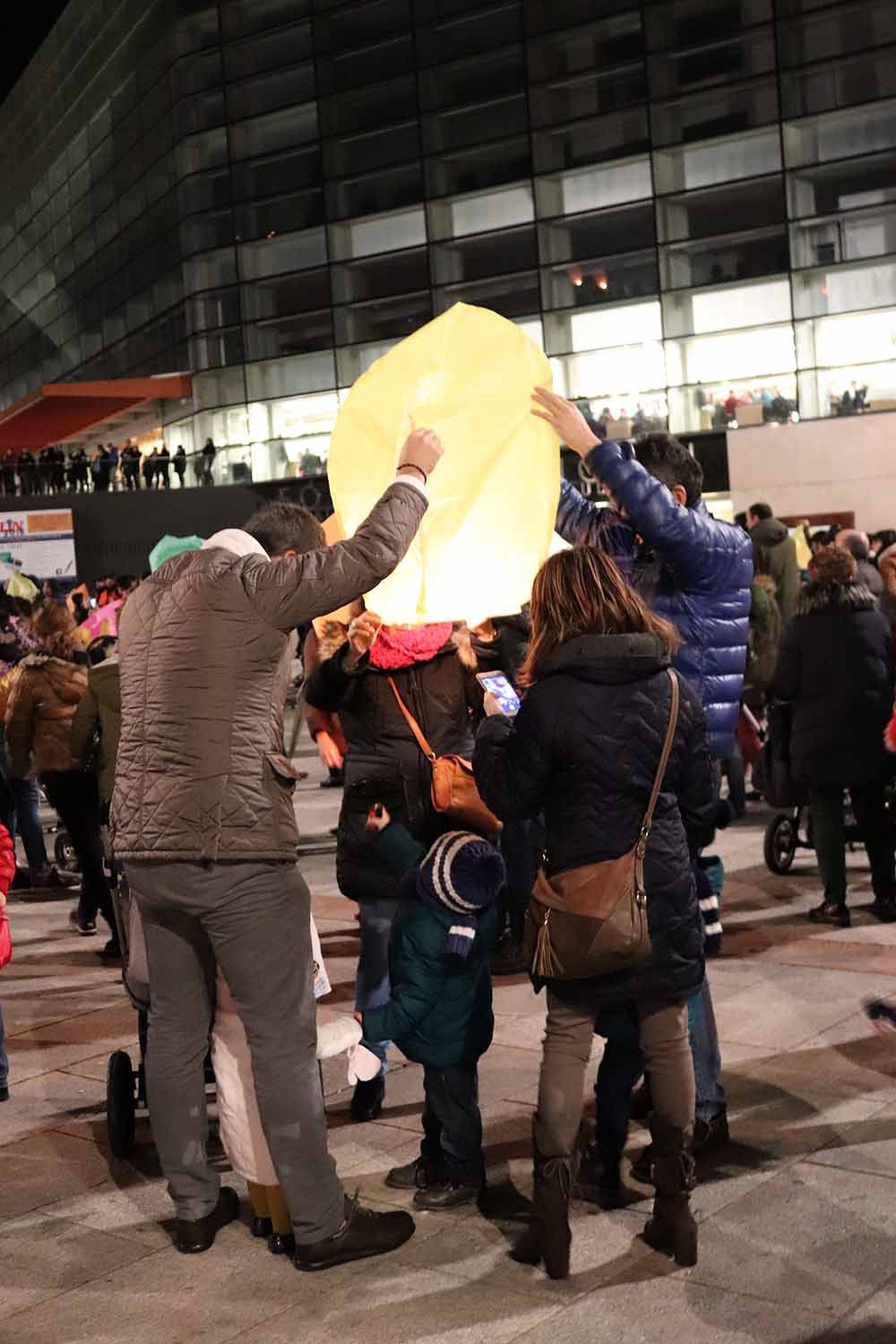 Fotos: Así han lanzado los burgaleses los farolillos solidarios