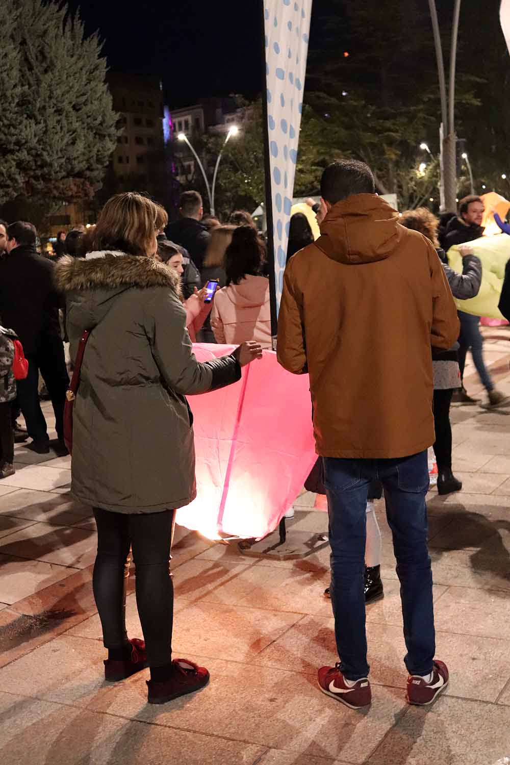 Fotos: Así han lanzado los burgaleses los farolillos solidarios