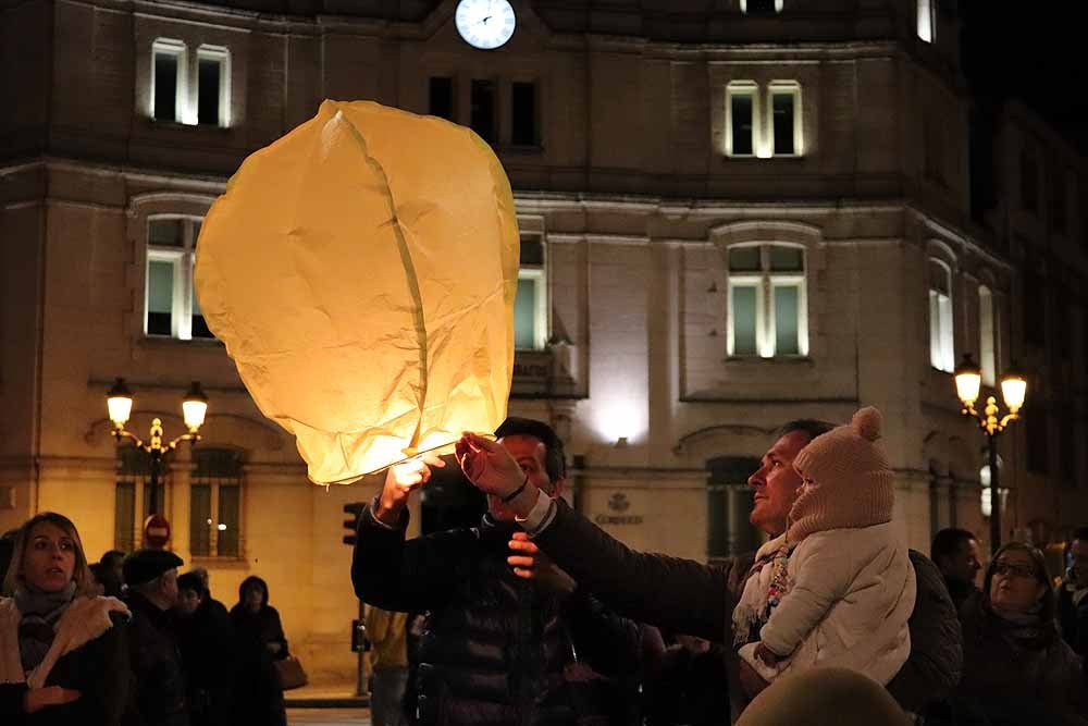 Fotos: Así han lanzado los burgaleses los farolillos solidarios