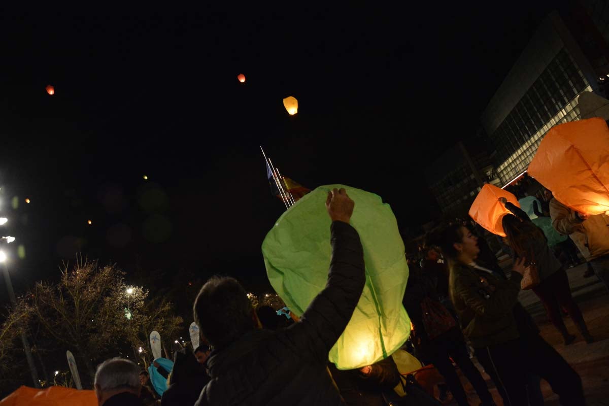 Fotos: Así han lanzado los burgaleses los farolillos solidarios