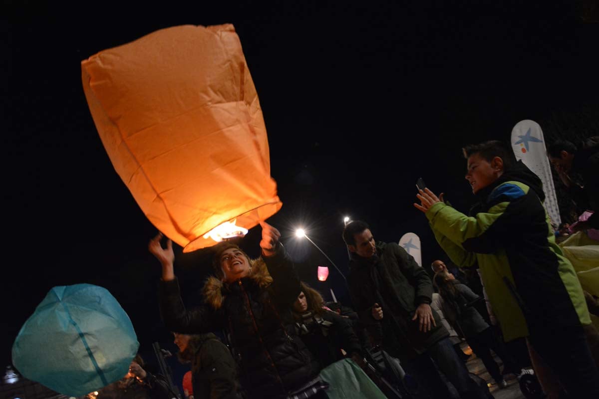 Fotos: Así han lanzado los burgaleses los farolillos solidarios