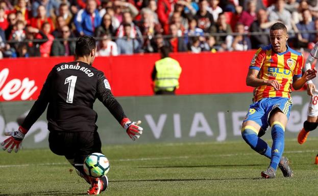 Un Valencia muy efectivo da un paso de gigante hacia la 'Champions'