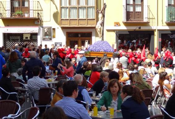 Terrazas repletas frente a la Catedral, al paso de la procesión del Cristo de la Luz en Valladolid, el año pasado.