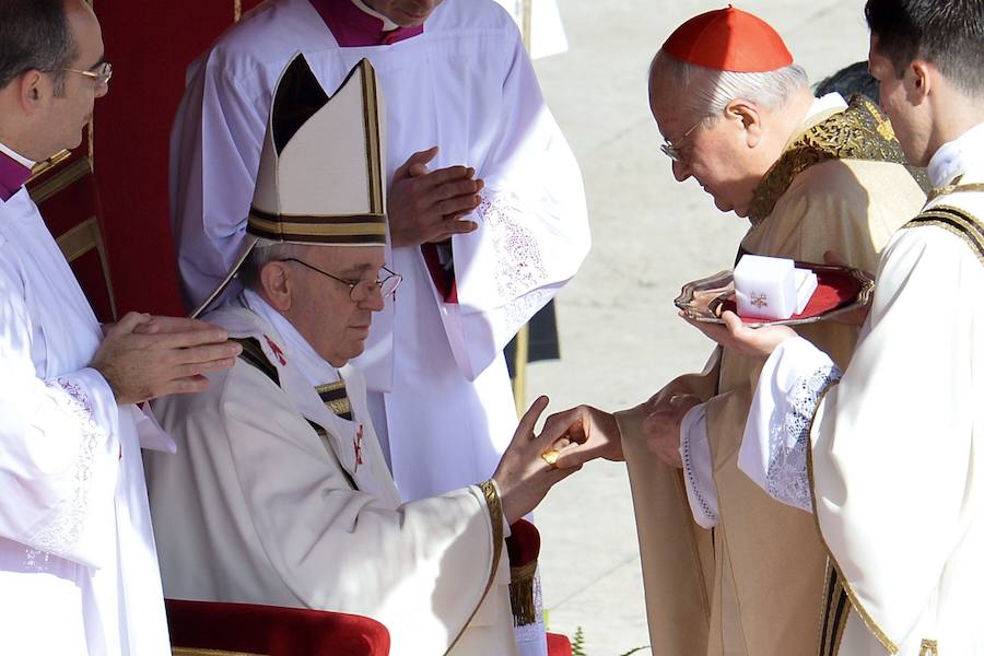 El Papa Francisco recibe el "Anillo del Pescador" de manos del cardenal Angelo Sodano, decano del Colegio Cardenalicio de la Iglesia católica, durante la misa con la que abrió su pontificado y que fue celebrada en el exterior de San Pedro