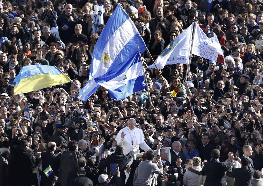 Fieles reciben con la bandera argentina al Papa Francisco en su recorrido por la Plaza de San Pedro del Vaticano, momentos antes de la misa con la que abrió su pontificado. 